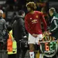 Gelandang Manchester United, Marouane Fellaini, bersiap menggantikan Paul Pogba saat melawan FC Rostov. Pemain termahal dunia tersebut ditarik keluar pada menit ke-48 karena mengalami cedera. (AFP/Oli scarff)