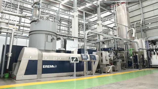 Pabrik daur ulang botol plastik PET.