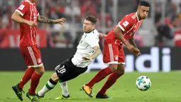 Bek Liverpool, Alberto Moreno, dijatuhkan gelandang Bayern Munchen, Corentin Tolisso, pada laga Audi Cup di Stadion Allianz Arena, Munchen, Selasa (1/8/2017). Munchen kalah 0-3 dari Liverpool. (AFP/Christof Stache)