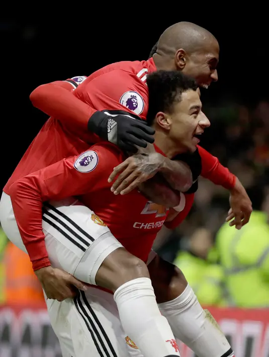 Pemain Manchester United, Jesse Lingard dan Ashley Young merayakan gol ke gawang Watford pada laga pekan ke-14 Premier League 2017-2018 di Vicarage Arena, Selasa (28/11). Dua gol Ashley Young bantu The Red Devils menang 4-2. (AP/Matt Dunham)