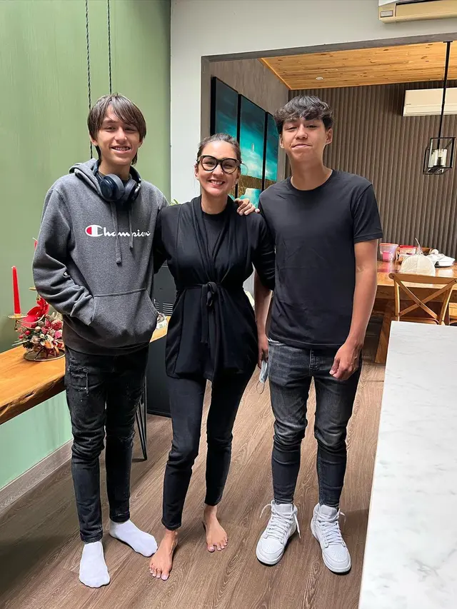 Donna Agnesia bersama kedua putranya (Instagram/dagnesia)