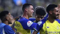 Penyerang Al Nassr Cristiano Ronaldo merayakan dengan rekan setimnya setelah mencetak gol ke gawang Al Shabab dalam pertandingan Liga Arab Saudi di&nbsp;Stadion Al Awal Park at King Saudi University, Selasa, 23 Mei 2023. (foto: Fayez NURELDINE / AFP)