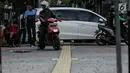 Sebuah mobil menghalangi jalur difabel trotoar di kawasan Sarinah, Jakarta, Rabu (6/1). Kondisi trotoar yang tidak steril ini menyulitkan pejalan kaki, terutama difabel saat melintas. (Liputan6.com/Faizal Fanani)