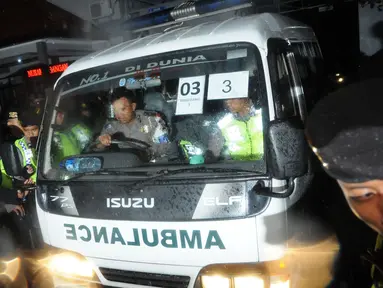 Sejumlah Ambulans keluar dari dermaga Wijayapura, Cilacap, Jawa tengah,Jumat (29/7). Eksekusi mati tahap tiga terpidana mati kasus narkoba sudah dilaksanakan di Lapangan Tembak Tunggal Panaluan Nusakambangan.(Liputan6.com/Helmi Afandi) 