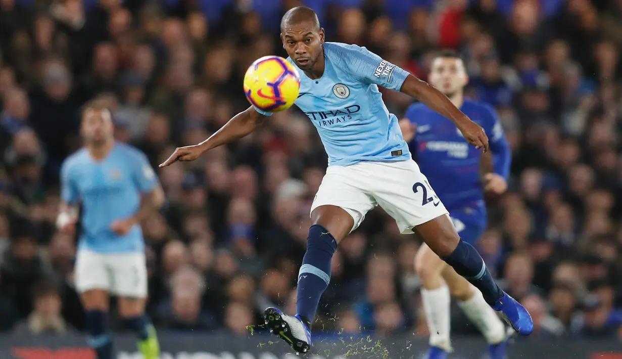 Gelandang Manchester City, Fernandinho, melepaskan umpan saat melawan Chelsea pada laga Premier League di Stadion Stamford Bridge, London, Minggu (9/12). Chelsea menang 2-0 atas City. (AFP/Adrian Dennis)