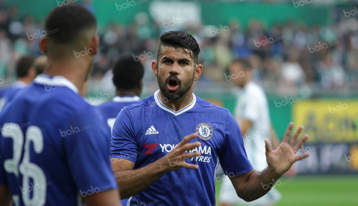 Diego Costa mengingatkan pemain muda Chelsea untuk lebih fokus dalam menjaga pemain Rapid Vienna. (Bola.com/Reza Khomaini)