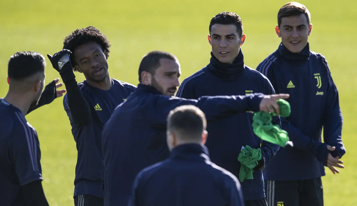 Bonnuci memimpin jalan nya latihan Juventus jelang laga lanjutan grup H Liga Champions yang berlangsung di stadion Stade de Suisse, kamis (13/12). Juventus akan berhadapan dengan tuan rumah Young Boys. (AFP/Marco Bertorello)