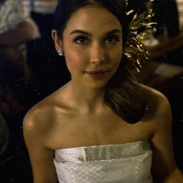 7 Pesona Estelle Linden dengan Busana Adat Indonesia Ini Tampil Menawan