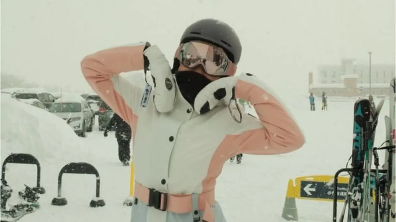 7 Potret Azizah Salsha Jajal Ski Perdana di Niseko Jepang, Tampil Memukau Meski Jatuh Bangun (credit: https://www.instagram.com/azizahsalsha_/).