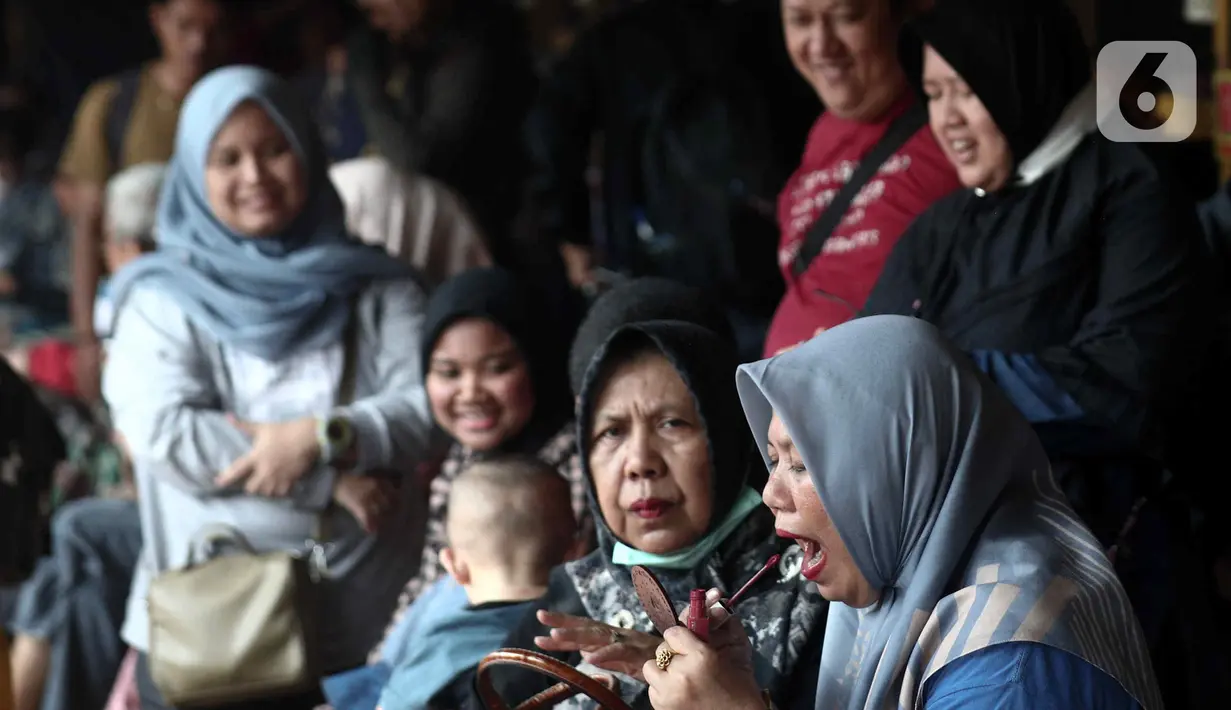 Sejumlah calon penumpang menunggu jadwal pemberangkatan bus di Terminal Lebak Bulus, Jakarta, Senin (5/9/2022). PO Bus Antar Kota Antar Provinsi (AKAP) mengatakan harga tiket naik berkisar 15 - 20 persen akibat kenaikan harga bahan bakar minyak (BBM). (Liputan6.com/Herman Zakharia)