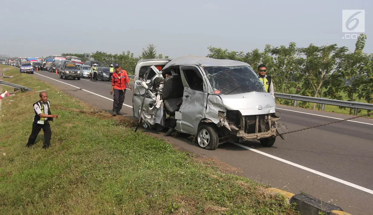 Sebuah mobil Grand max ditarik derek mobil akibat kecelakaan tunggal yang terjadi di KM 152 Tol Cipali, Jawa Barat, Minggu (10/6). Pada kecelakaan tunggal, 8 penumpang menderita luka-luka.  (Liputan6.com/Arya Manggala) 