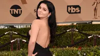 Aktris Ariel Winter tampil seksi dengan gaun berwarna hitam yang memamerkan punggung mulusnya saat menghadiri ajang Screen Actors Guild Awards 2016 di The Shrine Auditorium, Los Angeles, 30 Januari 2016. (Jason Merritt/Getty Images for Turner/AFP)