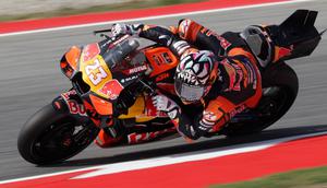 Pembalap MotoGP Italia dari tim Red Bull KTM Tech3, Enea Bastianini, mengemudikan motornya pada sesi latihan bebas pertama MotoGP di Sirkuit Catalunya, Montmelo, pinggiran Barcelona, ​​pada 5 September 2024. (LLUIS GENE/AFP)