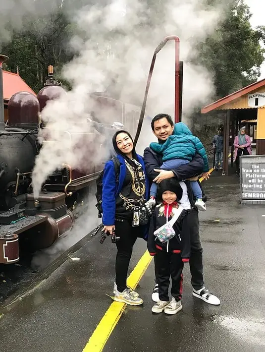 Ayu Dewi dan Regi Datau