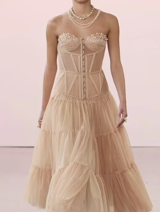 Brand fashion AYUMI menampilkan keindahan songket Pandai Sikek hasil kerajinan UMKM Sumatera Barat di panggung NYFW. Desainer Marina Christyanti Ayumi mengeksplorasi songket dan sentuhan mutiara Lombok menjadi sepuluh set busana yang konstruktif dan bersiluet modern dengan palet warna pop seperti fuchsia, lime green, dan ungu. Unsur tradisional dari kain songket bersalin rupa menjadi rangkaian busana dengan desain masa kini berciri pop yang diberi tajuk “A Pop of Culture”. [@indonesianow_theshow]