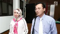 Istri Donny Kesuma, Yuni Indriyati, didampingi pengacaranya usia menjalani sidang lanjutan perceraian di Pengadilan Agama Bekasi, Senin (10/7). Sidang yang tidak dihadiri Donny itu akan kembali digelar 24 Juli mendatang. (Liputan6.com/Herman Zakharia)