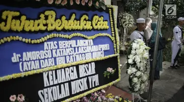 Karangan bunga duka cita di rumah duka aktor senior Amoroso Katamsi di Komplek Angkatan Laut Pangkalan Jati, Pondok Labu, Jakarta, Selasa (17/4). Pemeran Presiden Soeharto dalam film "G30S/PKI" itu meninggal di usia 79 tahun. (Liputan6.com/Faizal Fanani)