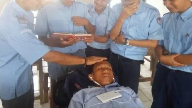 tidur di kelas (foto: brilio)