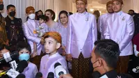 Cucu pertama Presiden Joko Widodp atau Jokowi, Jan Ethes Srinarendra yang hadir dalam acara midodareni Kaesang Pangarep dan Erina Gudono di Yogyakarta, Sabtu (9/12/2022). (Tim Media Pernikahan Kaesang-Erina)
