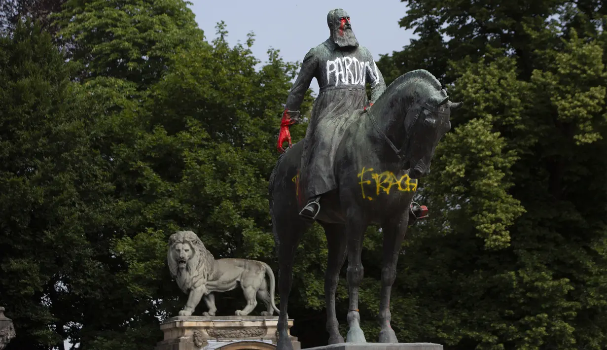 Patung Raja Belgia Leopold II dicoret dengan cat dan grafiti di Brussel, Belgia, Rabu (10/6/2020). Di tengah protes dunia atas kematian George Floyd, patung Raja Leopold II dirusak karena pemerintahannya yang brutal ketika menguasai Kongo ratusan tahun silam. (AP Photo/Virginia Mayo)