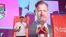<p>Kiper legendaris Manchester United, Peter Schmeichel, bersama penyanyi Christie saat menghadiri acara Vidio Premier League Festival di Cilandak Town Square, Jakarta, Sabtu (5/8/2023). (Bola.com/Ikhwan Yanuar)</p>