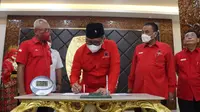 Sekretaris Jenderal PDIP Hasto Kristiyanto saat mendaftarkan partainya dalam Pemilu 2024 di KPU, Senin (1/8/2022). (Liputan6.com/Muhammad Radityo Priyasmoro)