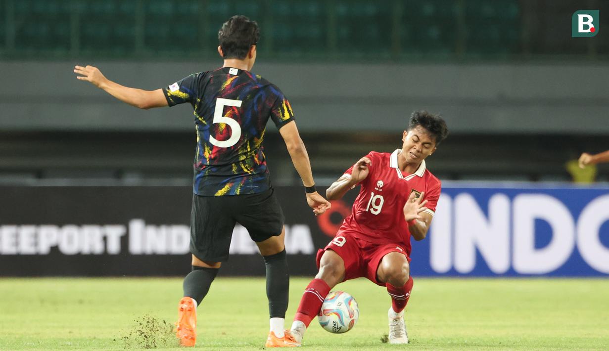 <p>Pemain Timnas Indonesia U-17, M Givatry Lotra Widianto (kanan),&nbsp;berebut&nbsp;bola&nbsp;dengan pemain Timnas Korea Selatan U-17, Kim Yugeon, dalam pertandingan uji coba yang berlangsung di Stadion Patriot Candrabhaga, Bekasi, Rabu (30/8/2023). (Bola.com/Abdul Aziz)</p>