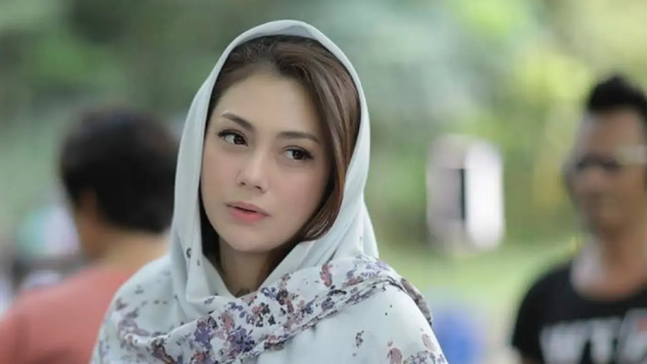 Celine Evangelista Berhijab