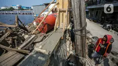 Pekerja menyelesaikan proyek peninggian tanggul di kawasan Muara Baru, Jakarta, Jumat (6/10/2023). (Liputan6.com/Faizal Fanani)