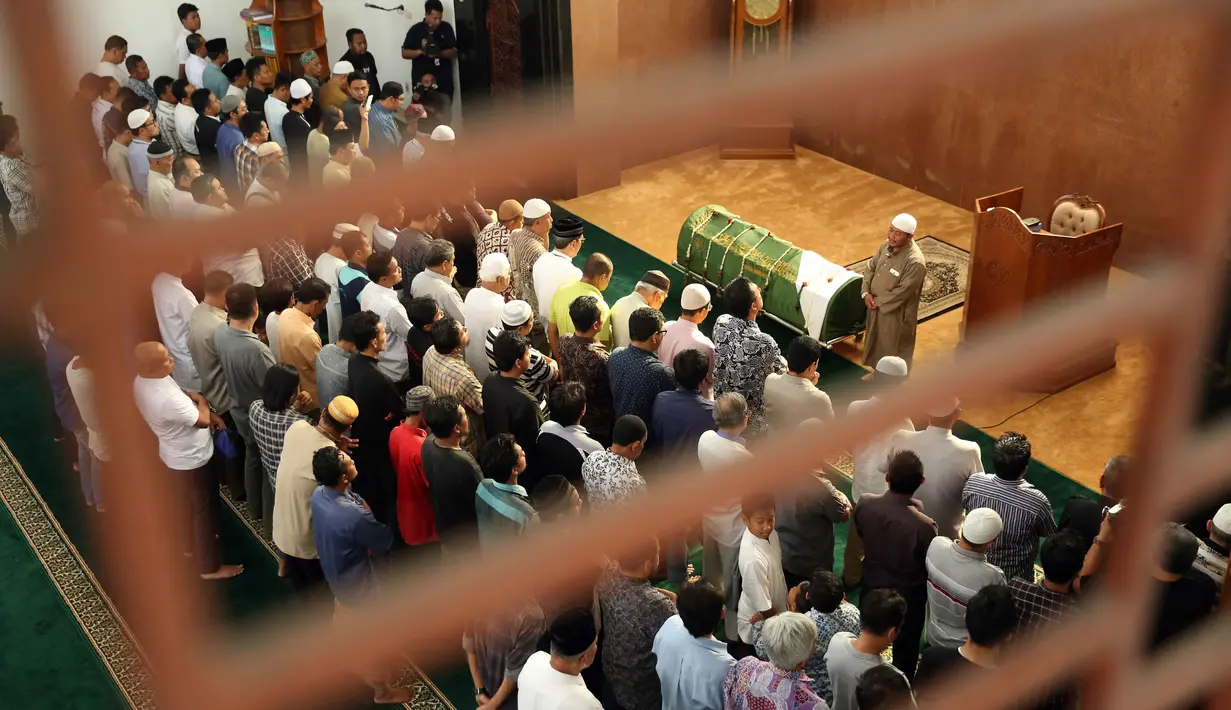 Setelah selesai dimandikan dan disalatkan di Masjid dekat kediaman Renita Sukardi, jenazah langsung di antar ke peristirahatan terakhirnya. Suasana haru warnai pemakaman pemeran Bu Nurmala dalam sinetron TOP itu. (Nurwahyunan/Bintang.com)