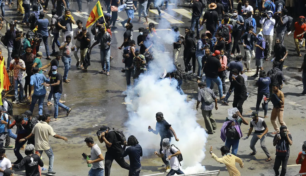 <p>Polisi menggunakan gas air mata untuk membubarkan para pengunjuk rasa di Kolombo, Sri Lanka, 9 Juli 2022. Perdana Menteri Sri Lanka Ranil Wickremesinghe telah mengadakan pertemuan darurat para pemimpin partai politik di tengah meningkatnya kemarahan atas penanganan pemerintah terhadap krisis Sri Lanka. (AP Photo/Amitha Thennakoon)</p>