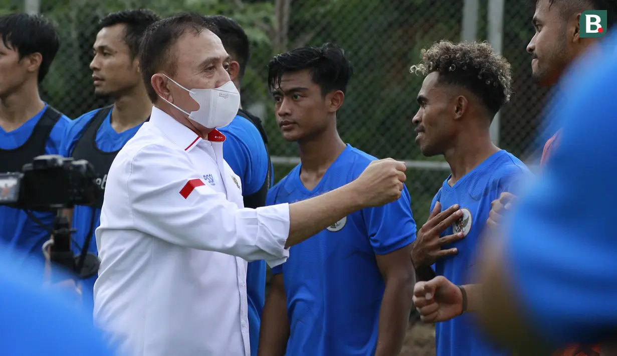Ketua PSSI, Mochamad Iriawan, mengunjungi latihan Timnas Indonesia proyeksi SEA Games 2021 di Lapangan Panahan, Jakarta, Rabu (10/2/2021). (Bola.com/Muhammad Iqbal Ichsan).