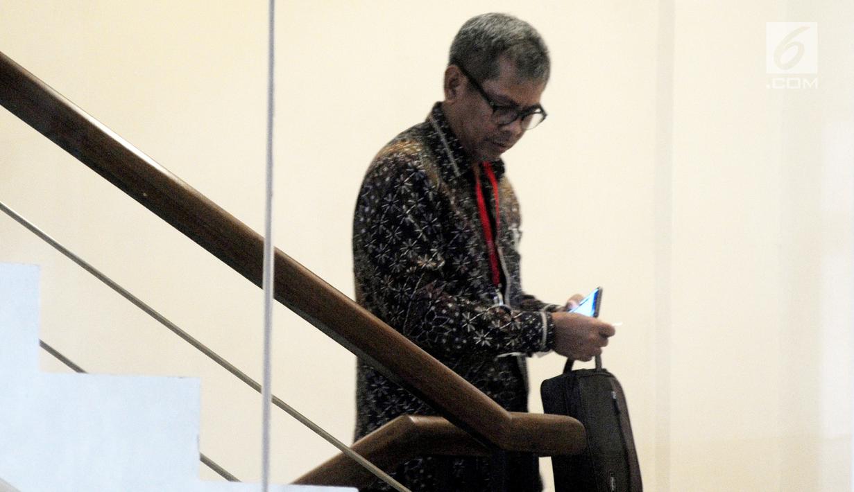 Mantan Wakil Bupati Bekasi, Rohim Mintareja menuju ruangan pemeriksaan di Gedung KPK, Jakarta, Kamis (24/1). Rohim Mintareja dimintai keterangan seputar kasus dugaan suap perizinan proyek pembangunan Meikarta. (Merdeka.com/Dwi Narwoko)