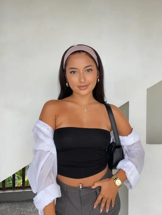 Gaua kasual kemben hitam yang dipasangkan dengan kemeja yang dipakai bergaya bolero. [Foto: Instagram @jennifercoppen]