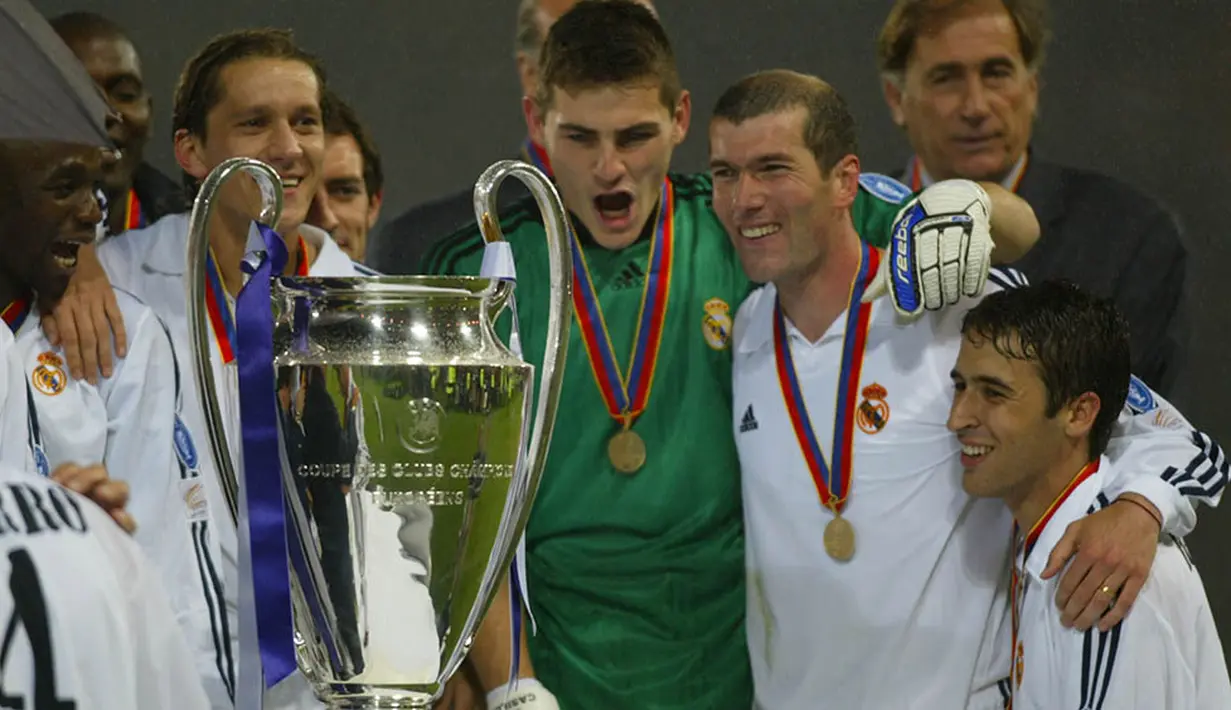 Zinedine Zidane juga mempersembahkan gelar Liga Champions bagi Real Madrid pada musim 2001/2002 sebelum akhirnya ia pensiun pada tahun 2006. (AFP/Adrian Dennis)