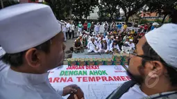 Sejumlah Massa saat melakukan aksi di depan Gedung DPRD DKI Jakarta, Selasa (24/3/2015). Dalam aksinya, mereka meneriakkan dukungan terhadap hak angket DPRD DKI Jakarta. (Liputan6.com/Faizal Fanani)