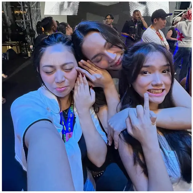 6 Potret Erika Carlina Dilamar DJ Bravy di Panggung Musik, Bahagia Pamer Cincin