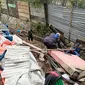 Anggota Pemadam Kebakaran Kota Depok menemukan ular saat evakuasi rumah longsor di RT 4/9, Kelurahan Cilangkap, Kecamatan Tapos, Kota Depok. (Istimewa)