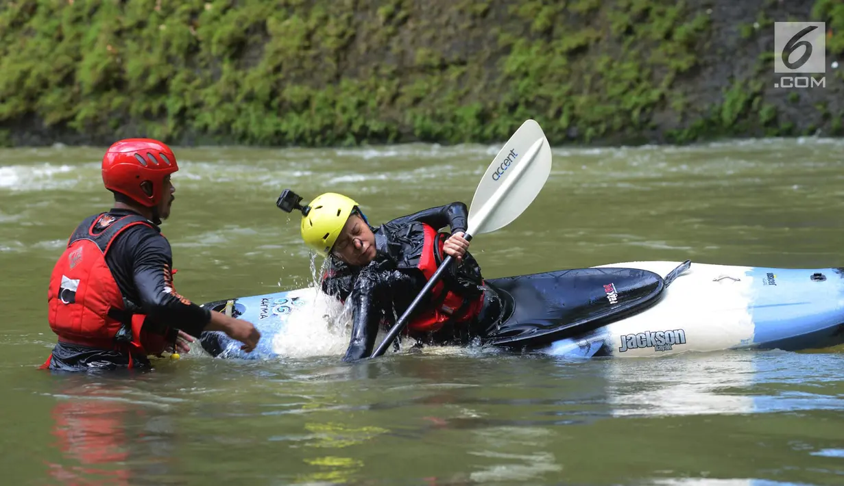 Seorang peserta terguling saat mengikuti pelatihan simulasi sungai Cianten, Desa Situ Udik, kecamatan Cibungbulang, Bogor, Jawa Barat, Kamis (18/3). Sebelum peserta turun ke sungai mereka melakukan pool session di kolam renang. (Merdeka.com/Imam Buhori)