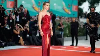 Scarlett Johansson berpose saat menghadiri pemutaran perdana film 'Marriage Story' di Venice Film Festival 2019, Italia, Kamis (29/8/2019). Bintang The Avengers itu memamerkan tato di punggungnya yang berbalut gaun merah berkilau. (Photo by Arthur Mola/Invision/AP)