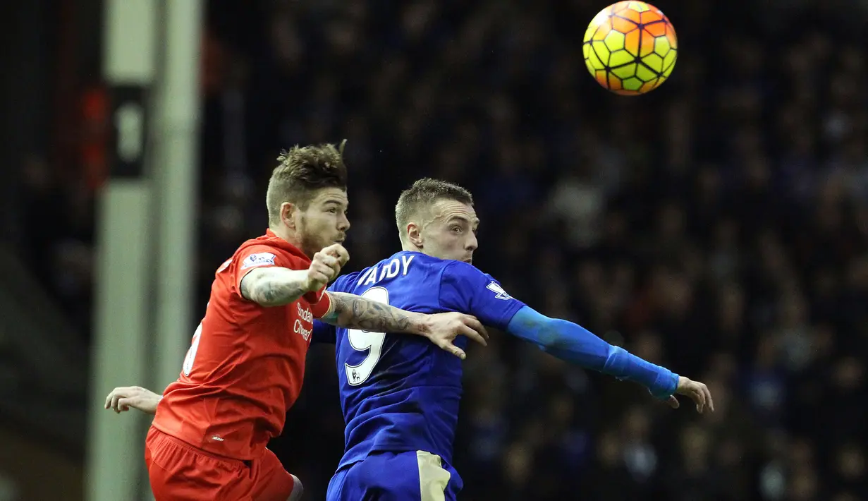 Pemain Liverpool, Alberto Moreno (kiri) melakukan duel dengan striker Leicester City, Jamie Vardy pada lanjutan liga Premier Inggris di Stadion  Anfield, Liverpool, Sabtu (26/12/2015). Liverpool menang 1-0. (AFP Photo/Lindsey Parnaby)
