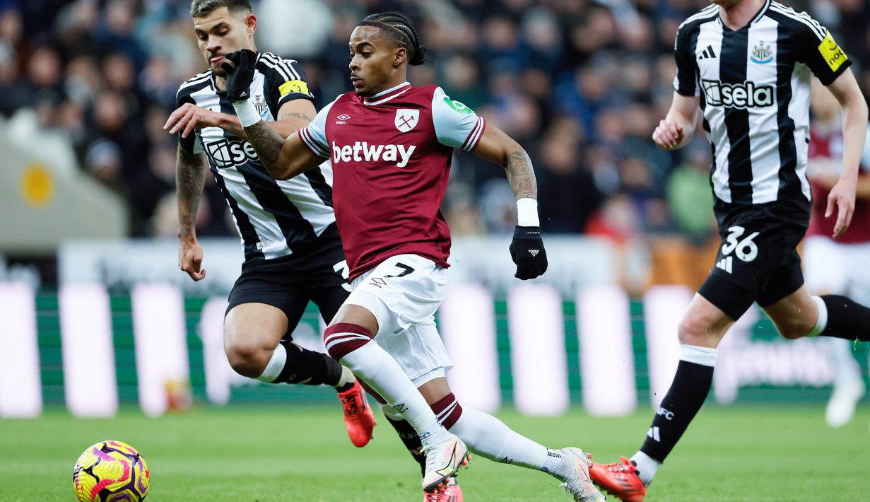 Meski menang, West Ham masih tertahan di peringkat ke-14 klasemen sementara EPL dengan raihan 15 poin. Di sisi lain, Newcastle mengakhiri tren positif tiga kemenangan beruntun. Tim berjuluk The Magpies itu kini berada di peringkat ke-10 dengan 18 poin. (Richard Sellers/PA via AP)
