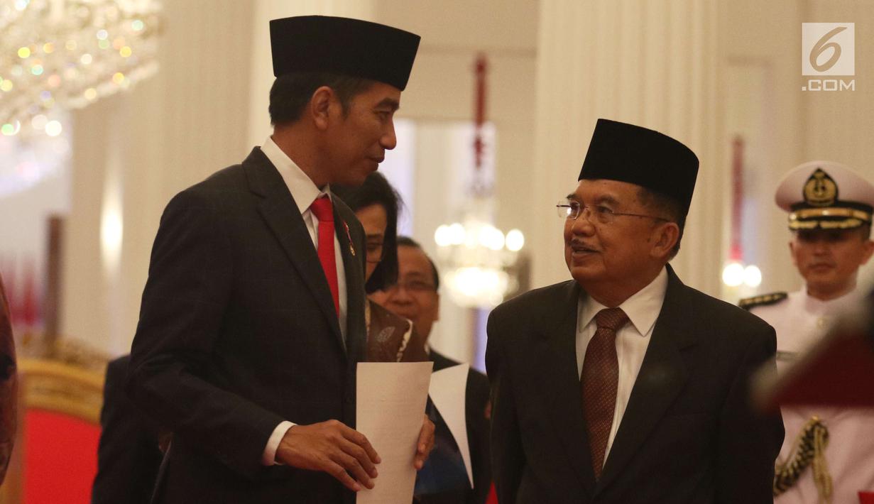 Presiden Joko Widodo (kiri) berbincang dengan Wapres Jusuf Kalla (kanan) saat akan memberi keterangan terkait THR di Jakarta, Rabu (23/5). Berbeda dengan tahun sebelumnya, tahun ini THR juga diberikan kepada pensiunan. (Liputan6.com/Angga Yuniar)