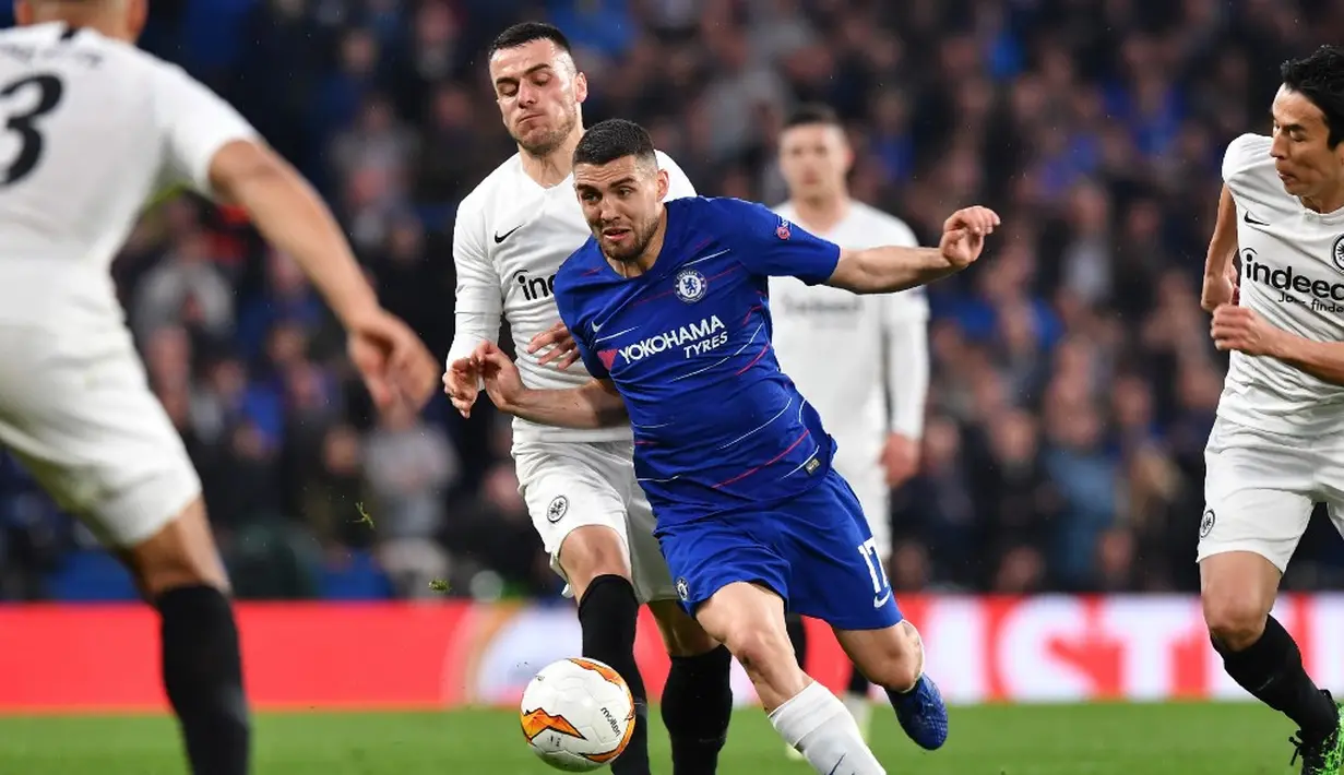 Aksi Mateo Kovacic melewati Filip Kostic pada leg kedua Liga Europa yang berlangsung di Stadion Stamford Bridge, London, Jumat (10/5). Chelsea menang 4-3 atas Eintracht Frankfurt lewat adu penalti. (AFP/Oliver Greenwood)