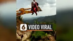 Akibat jembatan rusak dan tengah diperbaiki di daerah Pacitan Jawa Timur, siswa menyeberang menggunakan eskavator. video siswa menyeberang dengan alat berat viral di sosial media.