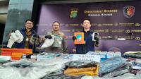 Polda Metro Jaya membongkar penyeludupan barang-barang ilegal seperti pakaian bekas impor hingga handphone. (Liputan6.com/ Ady Anugrahady)