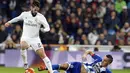 Gelandang Real Madrid, Isco berusaha melewati hadangan pemain Deportivo, Faycal Fajr, pada laga La Liga Spanyol. Bersama Zidane, Isco diberi kepercayaan bermain dari babak pertama. (EPA/Mariscal)