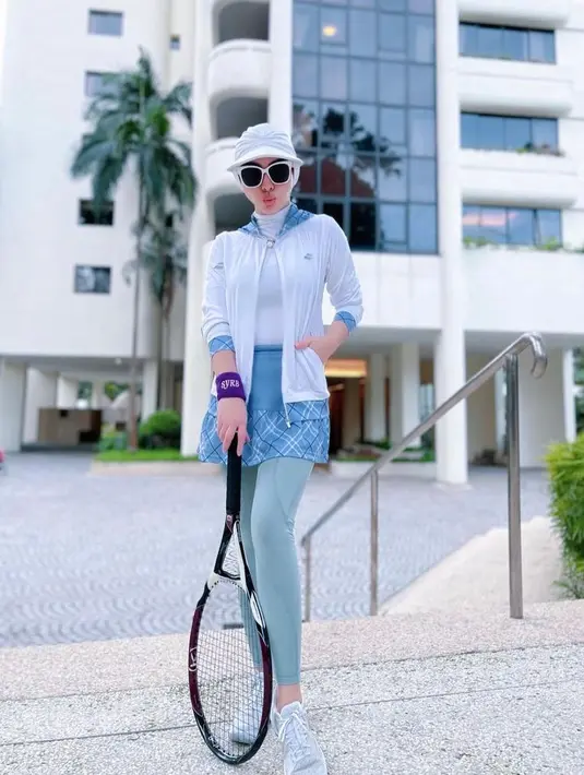 Syahrini tampil youthful dengan paduan jaket dan rok tenis. Dilengkapi pula dengan aksesoris seperti topi tenis dan bantalan yang dikenakan di pergelangan tangan.  @princessyahrini.