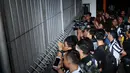 Beberapa awak media terpaksa mengambil gambar kedatangan tim asal Italia, Juventus, dari luar pagar Bandara Soekarno-Hatta, (4/8/2014). (Liputan6.com/Helmi Fithriansyah)