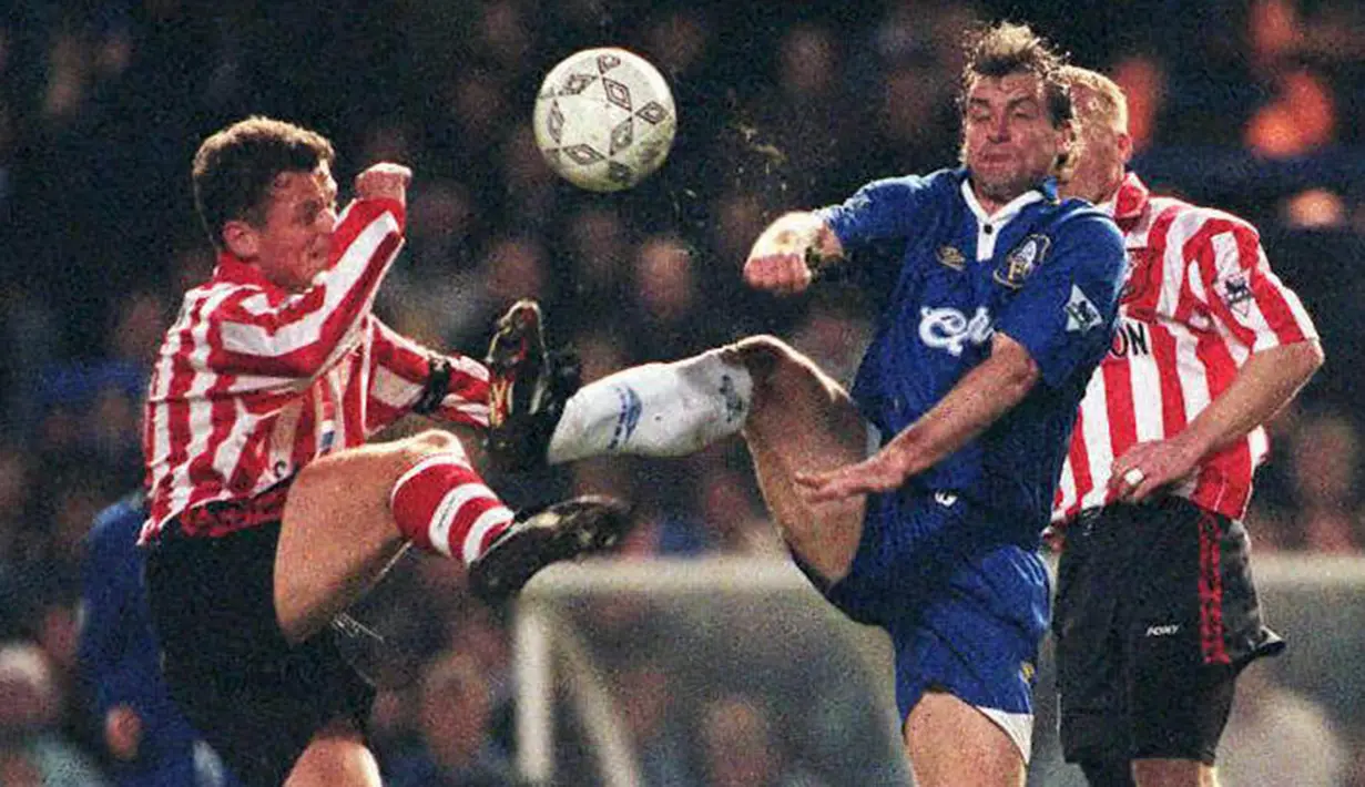 1. Mark Hughes - Tahun 1986 didatangkan Barcelona dari MU namun gagal bersinar sehingga akhirnya kembali ke Setan Merah. Striker asal Wales ini sempat memperkuat Chelsea tiga musim dengan mencetak 26 gol dari 101 laga. (AFP/Stefan Rousseau)